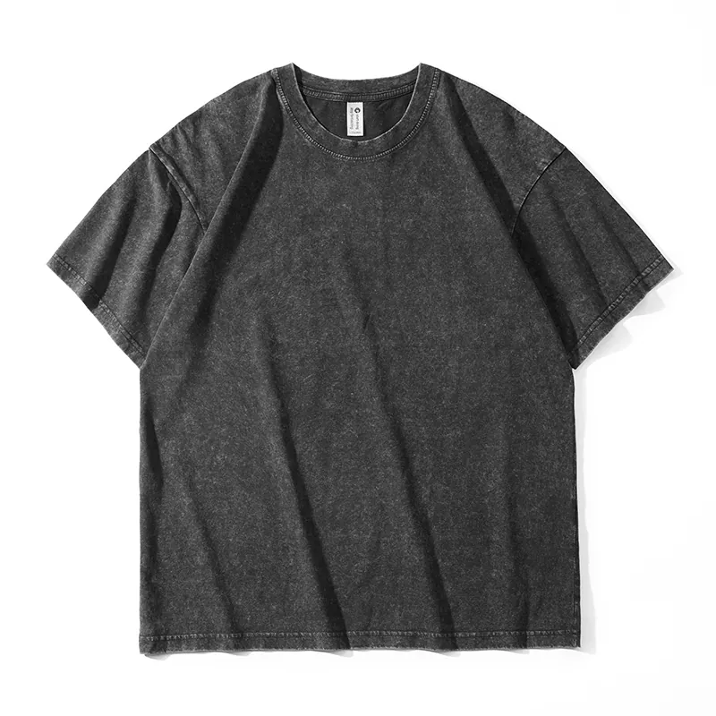 Verwaschenes und abgenutztes, lockeres, kurzärmliges Herren-T-Shirt
