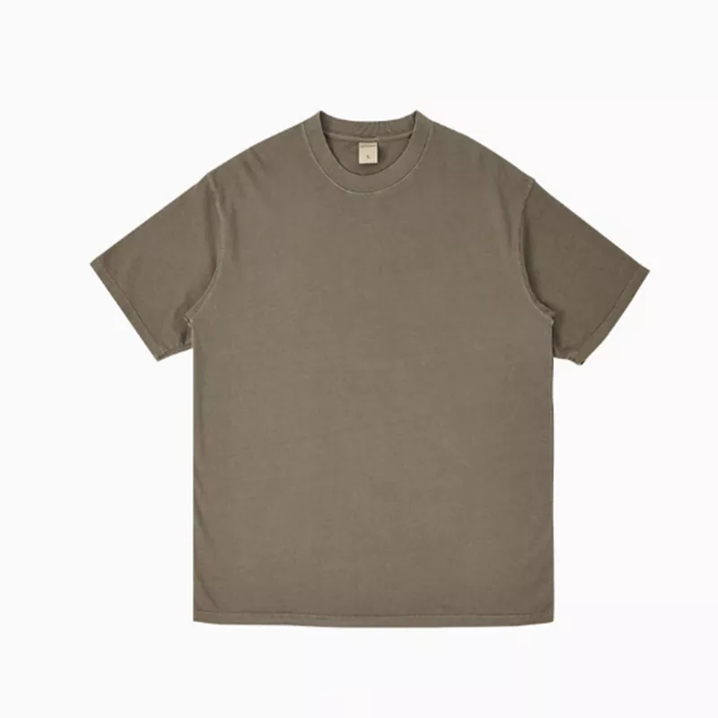 Gewaschenes, abgenutztes Herren-T-Shirt aus reiner Baumwolle mit kurzen Ärmeln